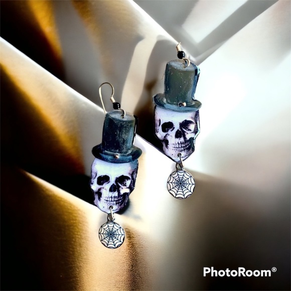 Handpainted Day of The Dead ☠️ Halloween Earrings Silver wires sugar Skulls - Picture 1 of 2